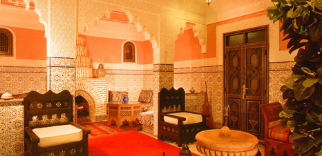 Salon in orangenes Licht getaucht